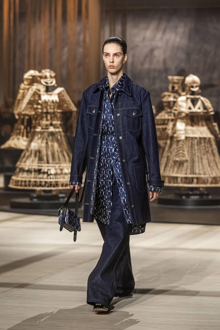 Modelo presenta creación de la diseñadora Maria Grazia Chiuri para la colección Otoño /Invierno 2024/2025 de Dior, para el Paris Fashion Week. $!Modelo presenta creación de la diseñadora Maria Grazia Chiuri para la colección Otoño /Invierno 2024/2025 de Dior, para el Paris Fashion Week.