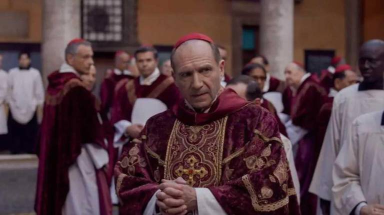 Aunque el Vaticano no permite filmaciones en sus espacios sagrados, el equipo de Cónclave accedió a recorridos privados para recrear fielmente los escenarios. $!Aunque el Vaticano no permite filmaciones en sus espacios sagrados, el equipo de Cónclave accedió a recorridos privados para recrear fielmente los escenarios.