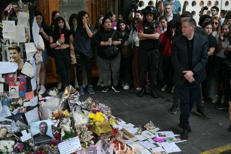 Geoff Payne, padre de Liam Payne, visitó el altar que fanáticas realizaron fuera del hotel en el que falleció el cantante. $!Geoff Payne, padre de Liam Payne, visitó el altar que fanáticas realizaron fuera del hotel en el que falleció el cantante.