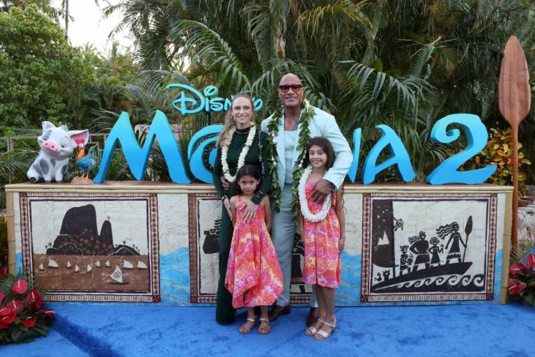 Dwayne Johnson junto a su esposa, Lauren Hashian y sus hijas, Tiana Johnson y Jasmine Johnson durante la premiere de Moana 2. $!Dwayne Johnson junto a su esposa, Lauren Hashian y sus hijas, Tiana Johnson y Jasmine Johnson durante la premiere de Moana 2.