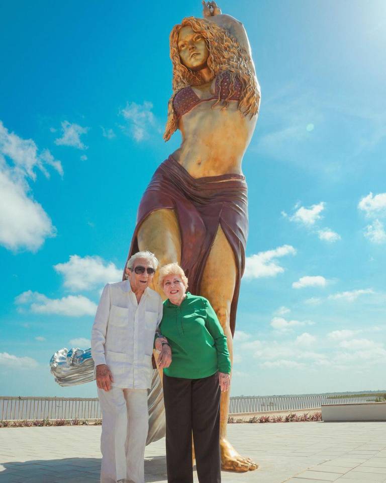 Los padres de la artista, el señor William Mebarak y la señora Nidia Ripoll estuvieron presentes en la develación de la estatua en honor a su hija, Shakira. $!Los padres de la artista, el señor William Mebarak y la señora Nidia Ripoll estuvieron presentes en la develación de la estatua en honor a su hija, Shakira.
