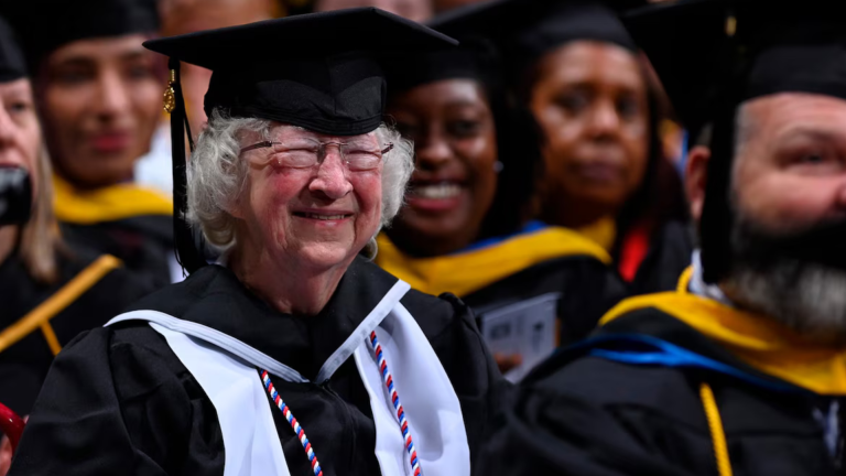 Annette Roberge, la mujer cumplió su sueño de graduarse de la universidad a los 70 años Annette Roberge, la mujer cumplió su sueño de graduarse de la universidad a los 70 años
