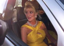 En esta foto de archivo tomada el 18 de mayo de 2000, Ivana Trump llega a la fiesta benéfica de la AMFAR (Fundación Estadounidense para la Investigación del SIDA) celebrada en el Palm Beach Club durante el 53° Festival de Cine de Cannes en la Riviera francesa.