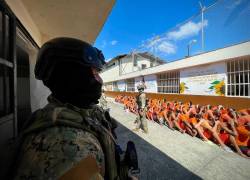 Varios de los centros penitenciarios, entre ellos el de Bahía de Caráquez, se encuentran dentro de zonas pobladas. En este lugar, las FF.AA. decomisaron cargadores de celulares de fabricación artesanal.