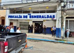 Fotografía de las afueras de la Fiscalía de Esmeraldas durante el operativo.