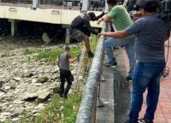 Agentes de la DINASED, división de la Policía Nacional, realizaron el levantamiento del cuerpo en las orillas del Río Guayas.