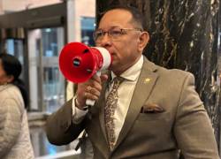 Ronal González irrumpió en la Asamblea con un megáfono.
