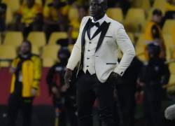 El entrenador de Barcelona SC, Segundo Alejandro Castillo, dio la vuelta al mundo por su atuendo en el partido de ida de la Fase 3 de la Copa Conmebol Libertadores.