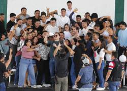 El mandatario de Ecuador, Daniel Noboa, y el ministro de Transporte y Obras Públicas, Roberto, posando junto a jóvenes manabitas.
