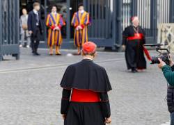 Los cardenales llegan al Vaticano para la asamblea que elegirá a un nuevo Papa, conocida como cónclave.