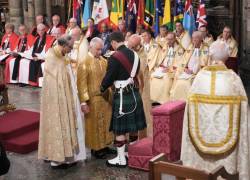 ¡Dios salve al rey Carlos!, gritaron los asistentes dando inicio a la ceremonia con este reconocimiento, acompañado de una fanfarria de trompetas.