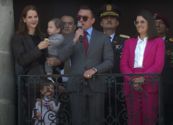 Noboa acompañado de su familia y de la vicepresidenta electa, María José Pinto.