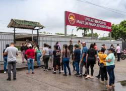 Ciudadanos asisten a sufragar a unidades educativas del Ecuador