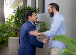 Fotografía cedida por el Gobierno de El Salvador donde se observa al presidente de El Salvador, Nayib Bukele (d), saludando al secretario de Estado de los Estados Unidos, Marco Rubio.