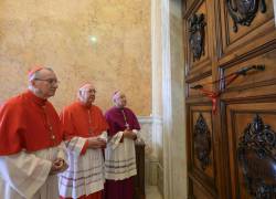 El camarlengo del Colegio Cardenalicio Kevin Farrell (c), el cardenal secretario de Estado de la Santa Sede Pietro Parolin (i) y el y el sustituto de la secretaria de Estado Edgar Peña Parra (d) sellan la habitación del Papa Francisco.