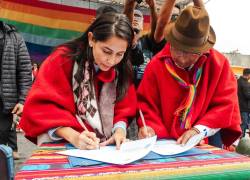 Luisa González estuvo en Alusí para la firma del pacto con el movimiento indígena.