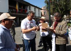 El Colectivo Chao Pabel inicia formalmente la recolección de firmas en la Plaza Grande de Quito.