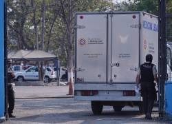 Carro de Medicina Legal ingresando a la Penitenciaría del Litoral. Foto: API