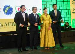 Los directivos de AEBE entregaron varios reconocimientos en el evento de aniversario.