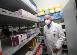 Borrero durante una visita a un centro de salud en Cuenca.