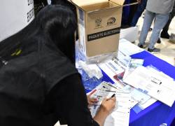 Fotografía referencial que muestra los documentos que se encontraban dentro de paquetes electorales distribuidos por la segunda vuelta de las elecciones en Ecuador.