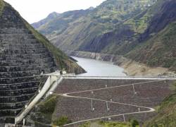 Vista de la sequía en la central hidroeléctrica Mazar en Las Palmas, Ecuador, el 18 de abril de 2024.