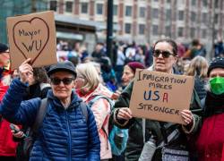 Manifestantes se reúnen para apoyar políticas de inmigración.