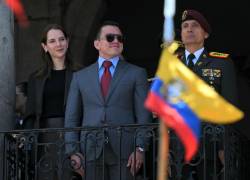 El presidente de Ecuador reelegido Daniel Noboa (C), acompañado de su esposa, Lavinia Valbonesi (I) y el jefe de la Casa Militar Presidencial, Milton Rodríguez.