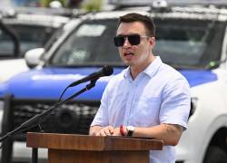 El presidente de Ecuador, Daniel Noboa, pronuncia un discurso durante la ceremonia de entrega de 120 patrullas a la Policía Nacional en Guayaquil.