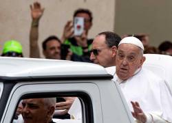 El papa Francisco recorrió la plaza de San Pedro en papamóvil durante varios minutos.