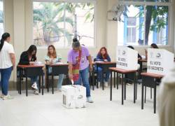 Ciudadana asiste a sufragar en la ciudad de Guayaquil.