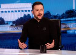 El presidente ucraniano, Volodímir Zelenski, habla durante una entrevista con el presentador político jefe de Fox News, Bret Baier.