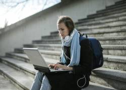 Imagen referencial de una joven estudiando en línea.