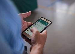 Fotografía referencial de una persona utilizando WhatsApp.