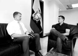 Fotografía del mandatario de Ecuador conversando con Prince.