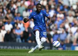 El mediocampista ecuatoriano del Chelsea, Moisés Caicedo, controla el balón.