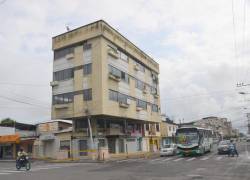 Edificio en Machala, con características particulares, continúa de pie tras importantes sismos del país.