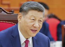 El presidente de China, Xi Jinping, habla durante una reunión con el primer ministro de Vietnam, Pham Minh Chinh, en la Oficina del Comité Central del Partido en Hanoi el 14 de abril de 2025.