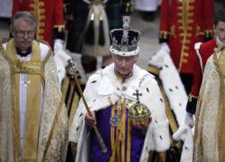 El rey Carlos III, con su traje imperial durante su ceremonia de coronación.