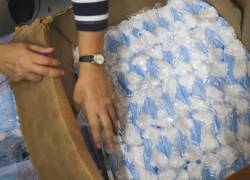 Fotografía que muestra una de las cajas de mascarillas decomisadas.