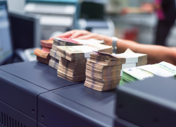 Fotografía referencial de fajos de billetes.
