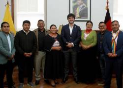 Fotografía que muestra a siete asambleístas electos de Pachakutik junto al ministro de Gobierno, José De La Gasca.