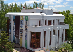 Fotografía del exterior de la Escuela Europea de Dirección y Empresa, mejor conocida como EUDE Business School.