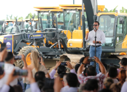 Fotografía que muestra a Daniel Noboa dirigiéndose a la ciudadanía y a otras autoridades este lunes, en la provincia de El Oro.