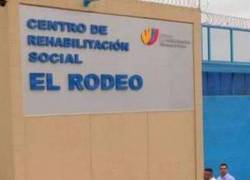 Hallan cuerpos colgados en la cárcel de El Rodeo.