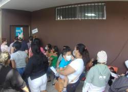 Personas con niños que buscaban ponerse al dí­a con las vacunas.