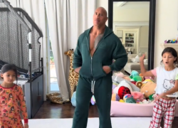Dwayne Johnson comparte un video en pijama junto a sus hijas y emociona a millones en TikTok.