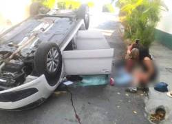 Fotografía que captó a las dos sobrevivientes tomándose una selfie, aún llenas de sangre.