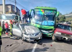 Choque múltiple en la avenida Simón Bolívar de Quito.