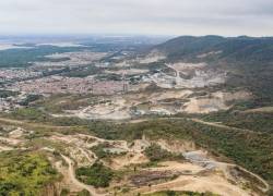 Unas 36 canteras devoran actualmente la vegetación de la zona aledaña al bosque, que colinda con unos 40.000 habitantes de 30 urbanizaciones de clase media y alta. Casi tres años después de que esta toma aérea fue tomada (2020), aún se registran actividades que promueven la deforestación en el área.